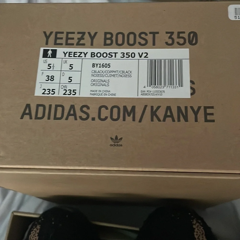 adidas Yeezy Boost 350 V2
Core Black Copper *rare* - Picture 11 of 11
